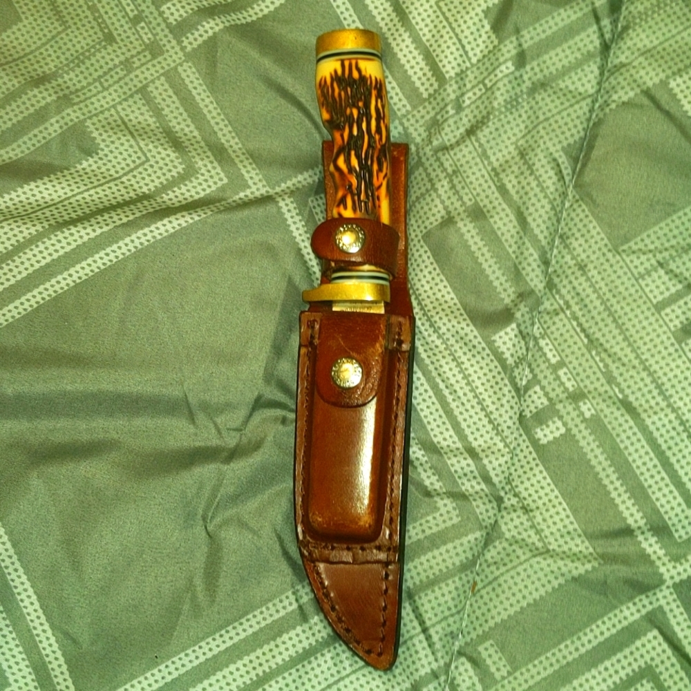 Uncle Henry Schrade 153UH 8IN. FIXED BLADE. COMES WITH LEATHER SHEETH